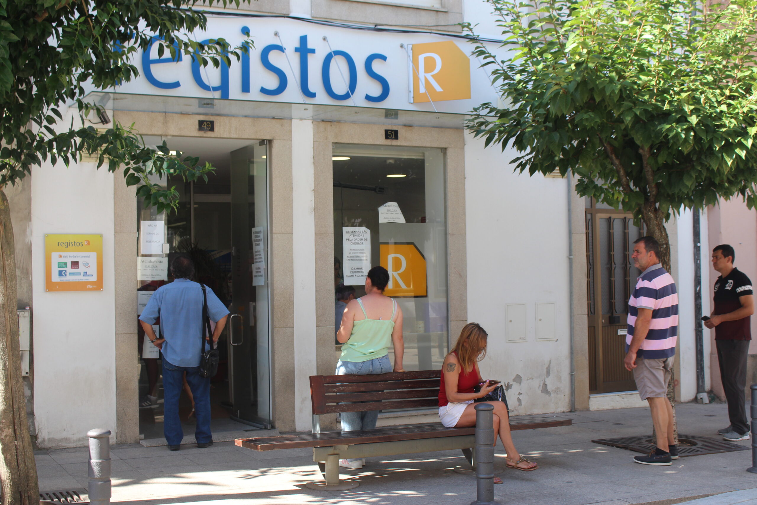 Agosto provoca filas de espera à porta dos serviços públicos