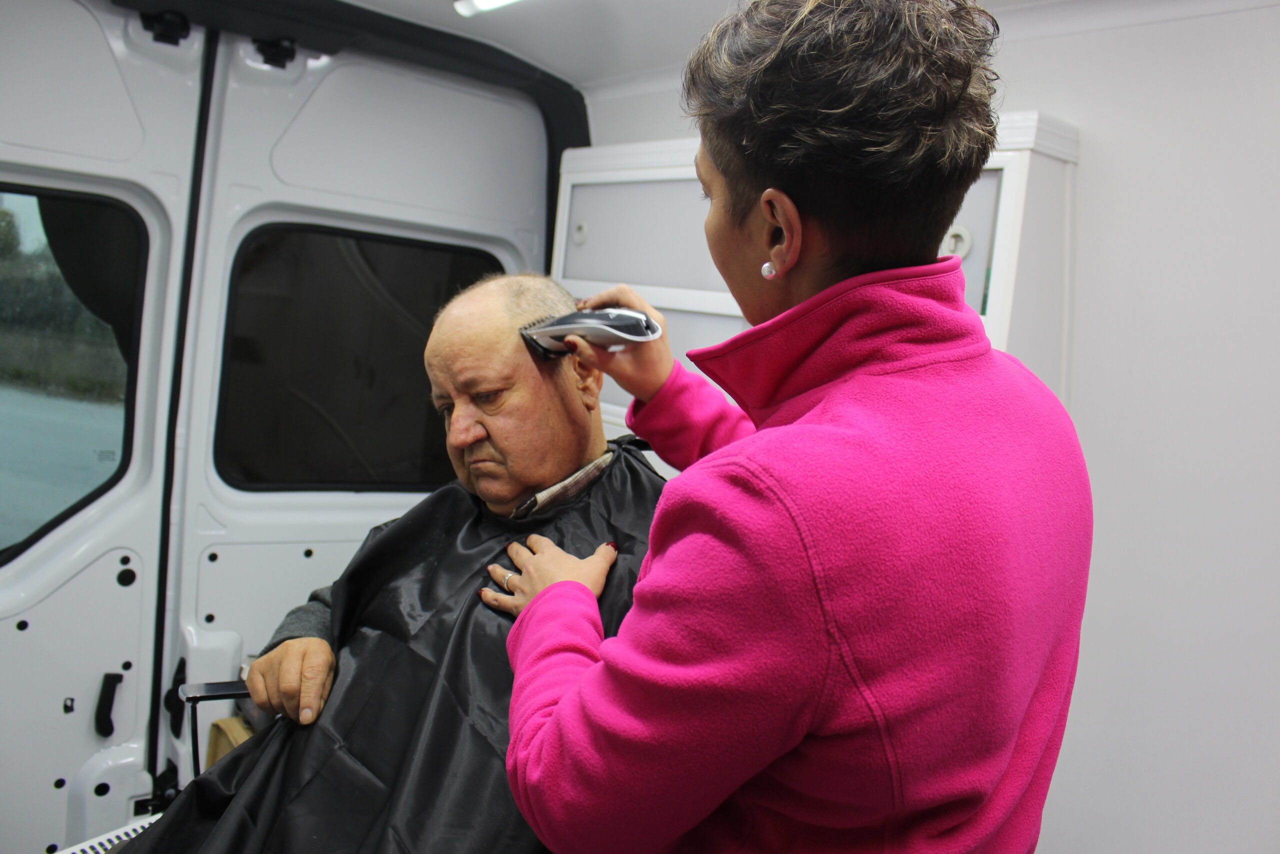 Salão ambulante espalha beleza pelas aldeias de Vila Flor