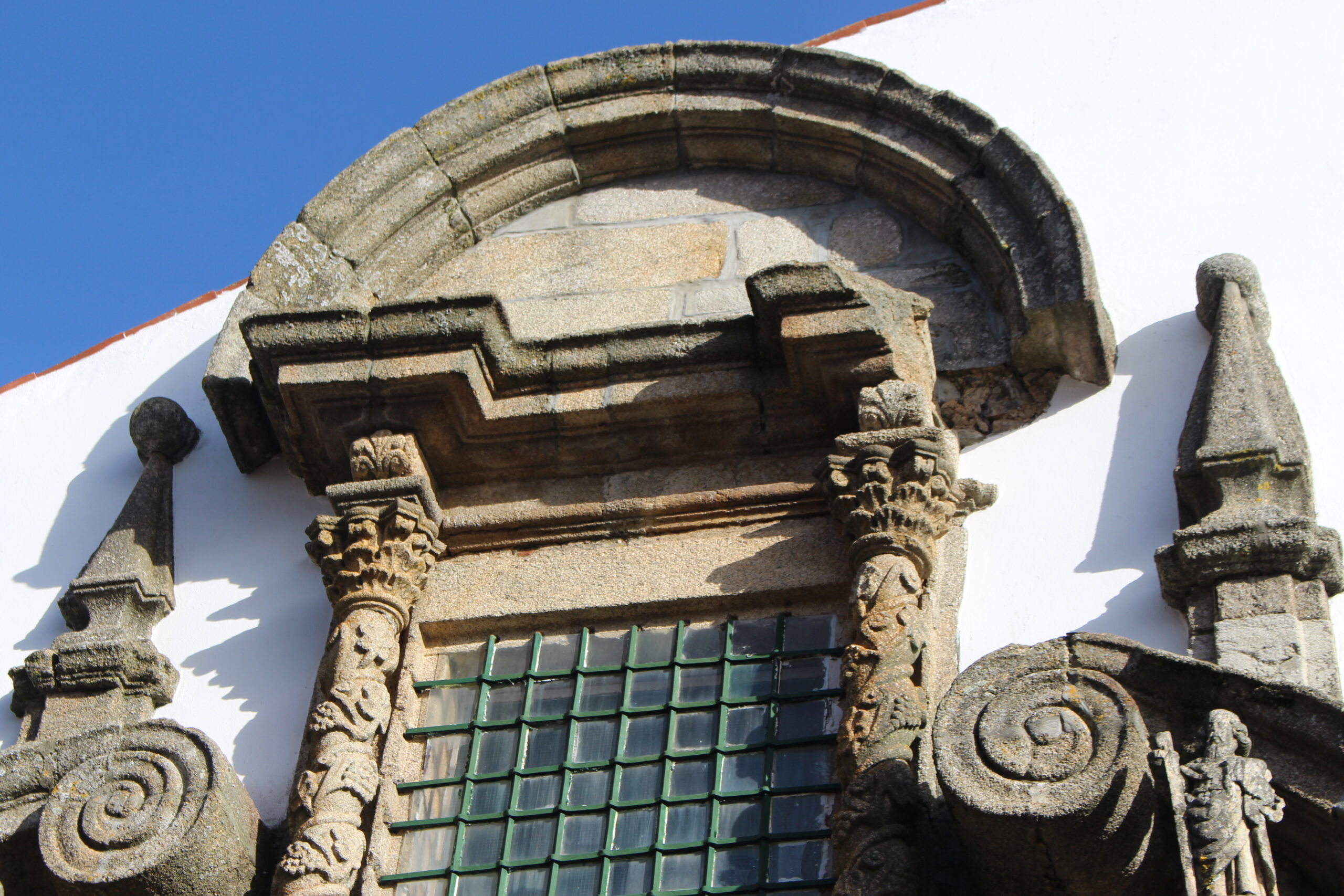 Pedra que caiu da fachada da Igreja de Santa Maria há 10 anos continua por colocar e paróquia teme desgraça