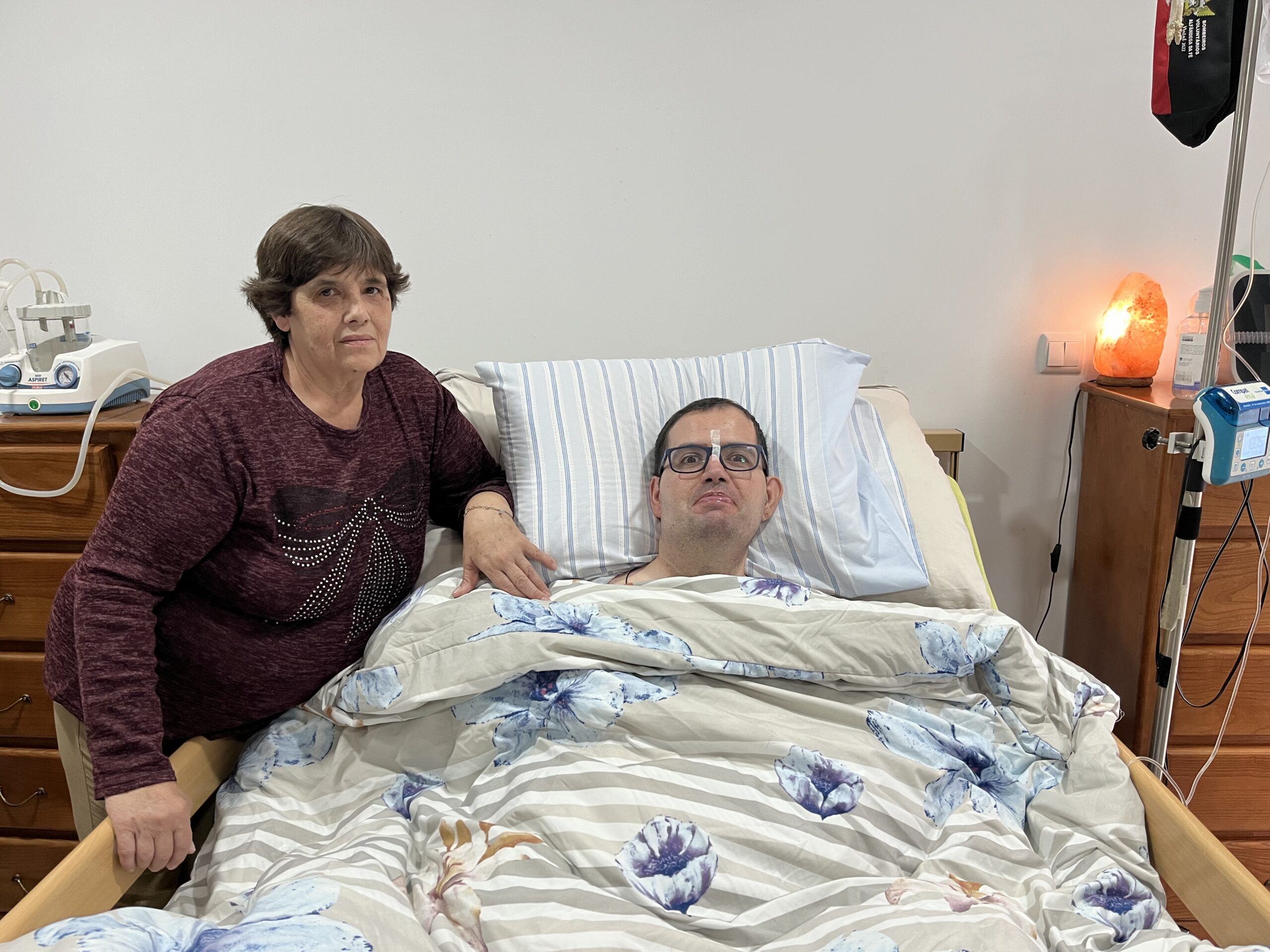 Amor e descanso vivem em turnos infinitos no mundo dos cuidadores informais