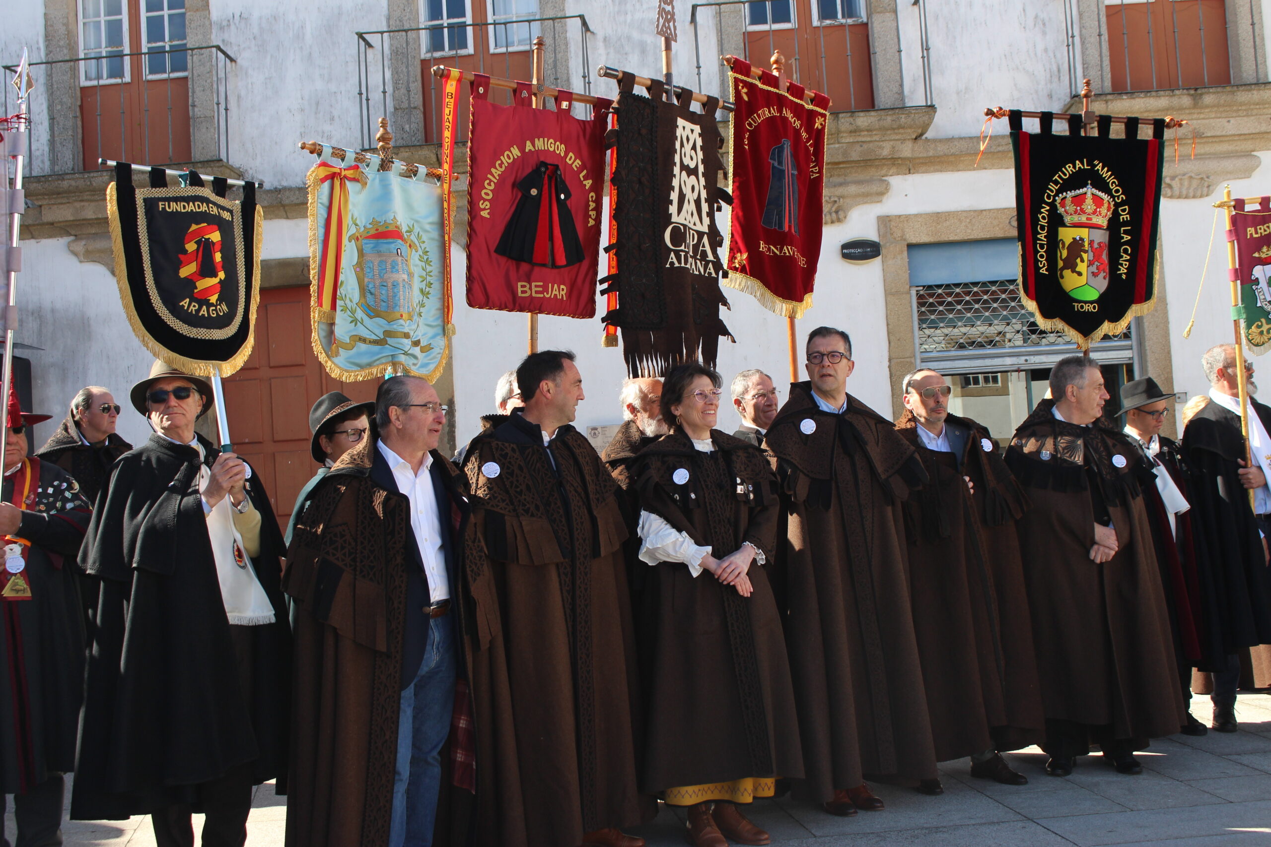 Honra de pôr a capa aos ombros uniu povos de Portugal e Espanha em Miranda do Douro