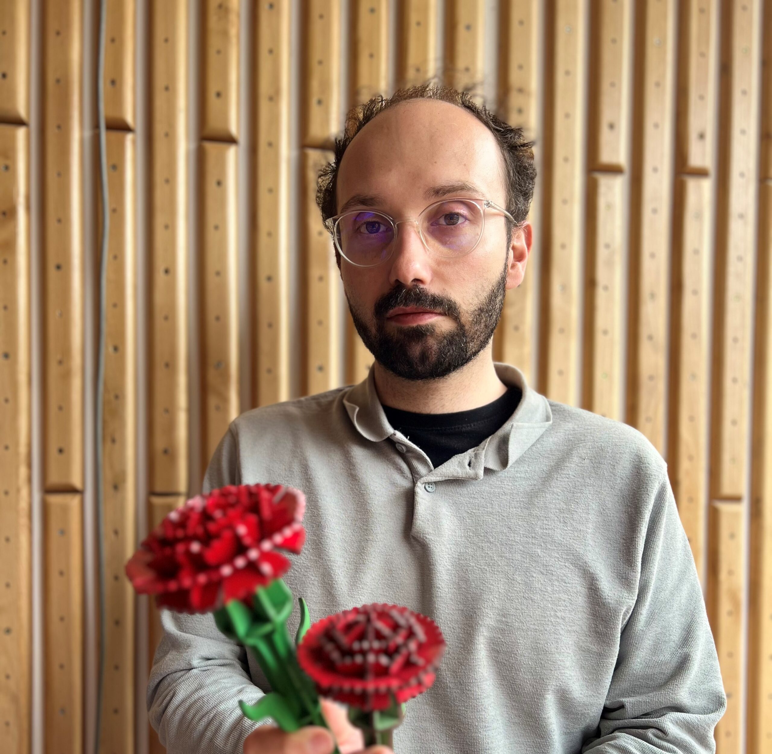 Arquiteto brigantino homenageia abril com peças em madeira