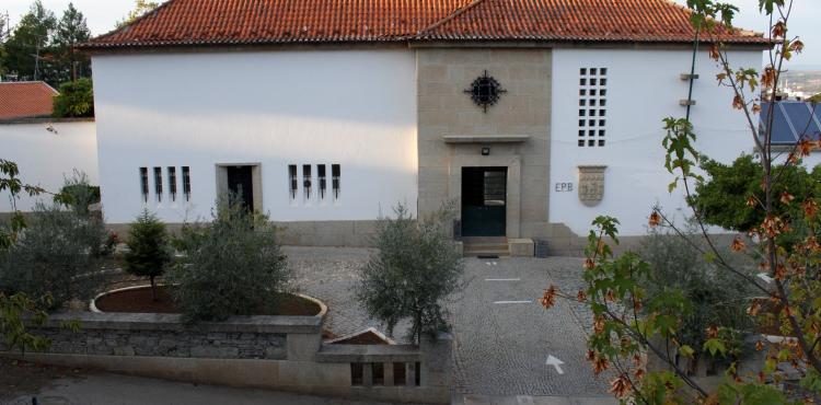 Homem acusado de matar vizinho e ferir irmão deste em Carrazeda de Ansiães morre na prisão de Bragança