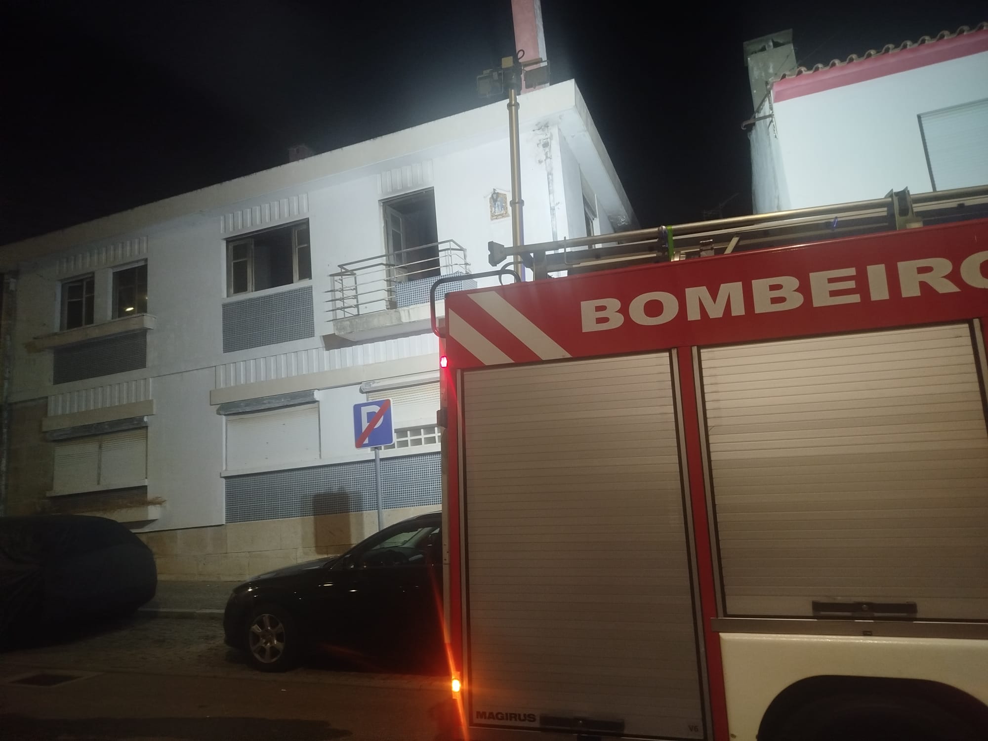 Parte de habitação destruída num incêndio em Macedo de Cavaleiros