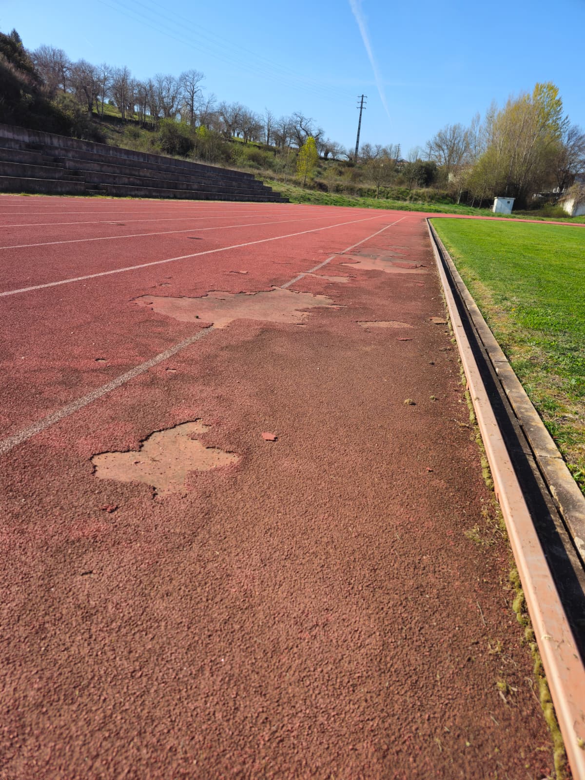 Falta de condições na pista de atletismo de Bragança trava desenvolvimento da modalidade