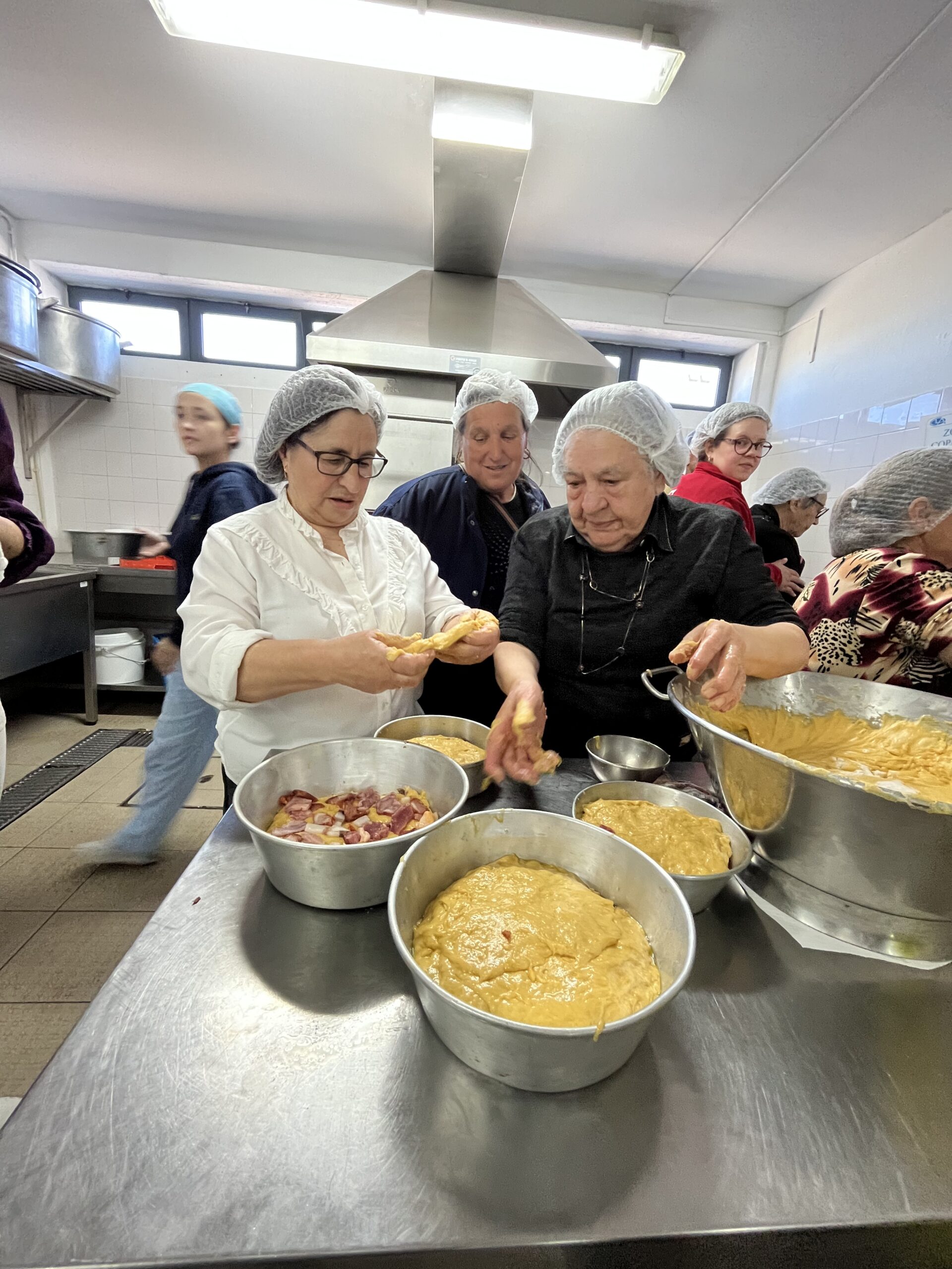 Folar une crianças e idosos em atividade intergeracional em Bragança
