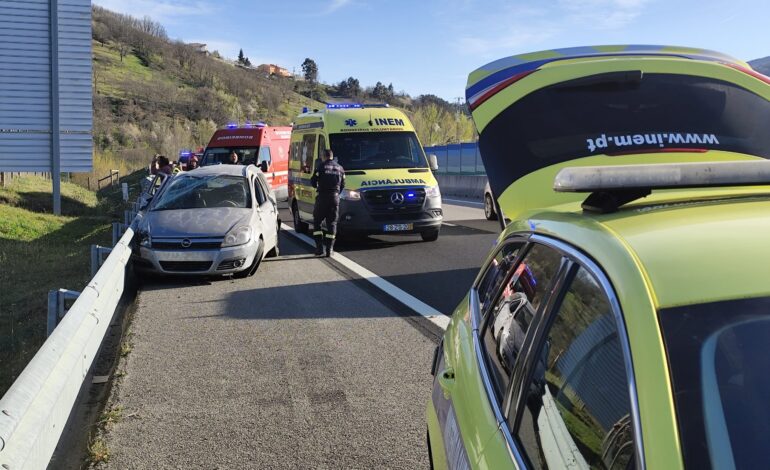 Colisão rodoviária provoca um ferido na A4