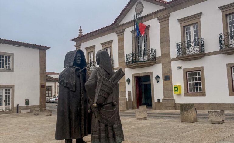 Constituição da República Portuguesa traduzida para mirandês