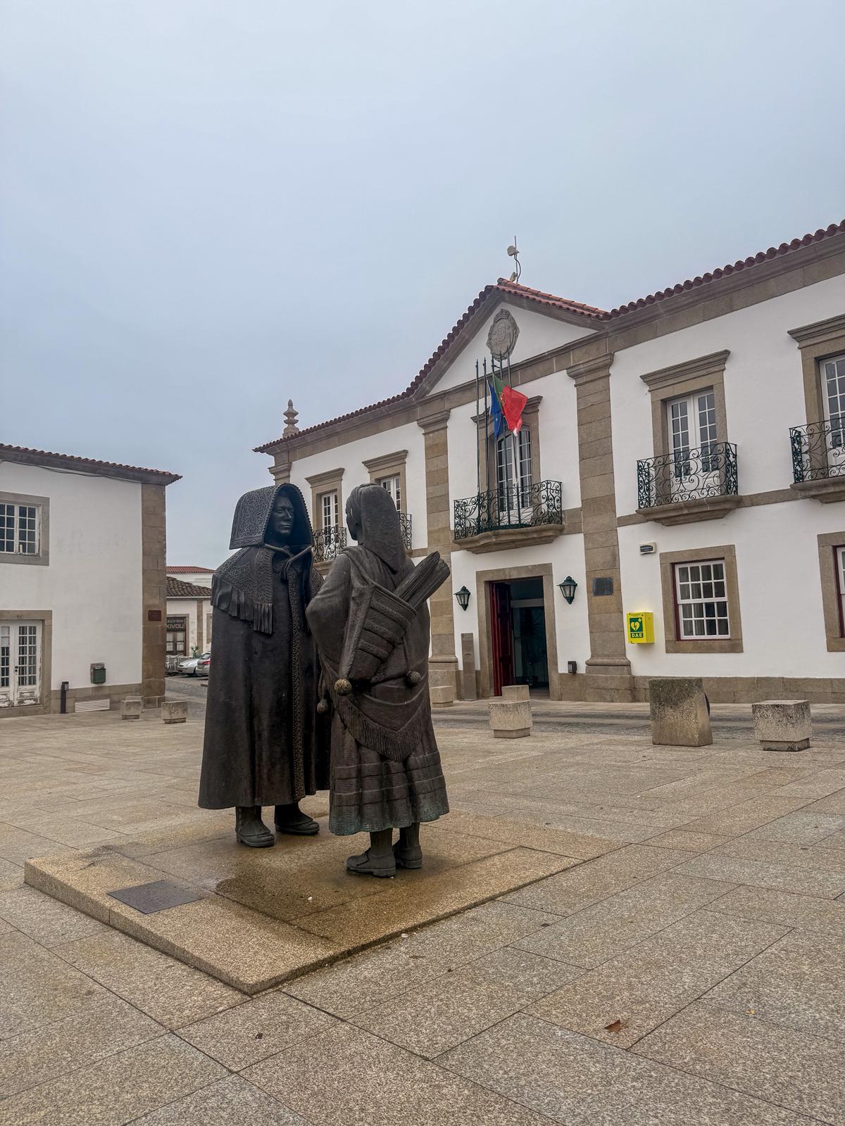 Constituição da República Portuguesa traduzida para mirandês