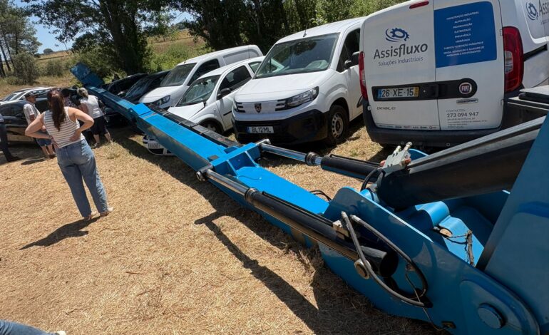 Queda de grua na Feira Agrícola de Bragança provocou estragos em alguns carros