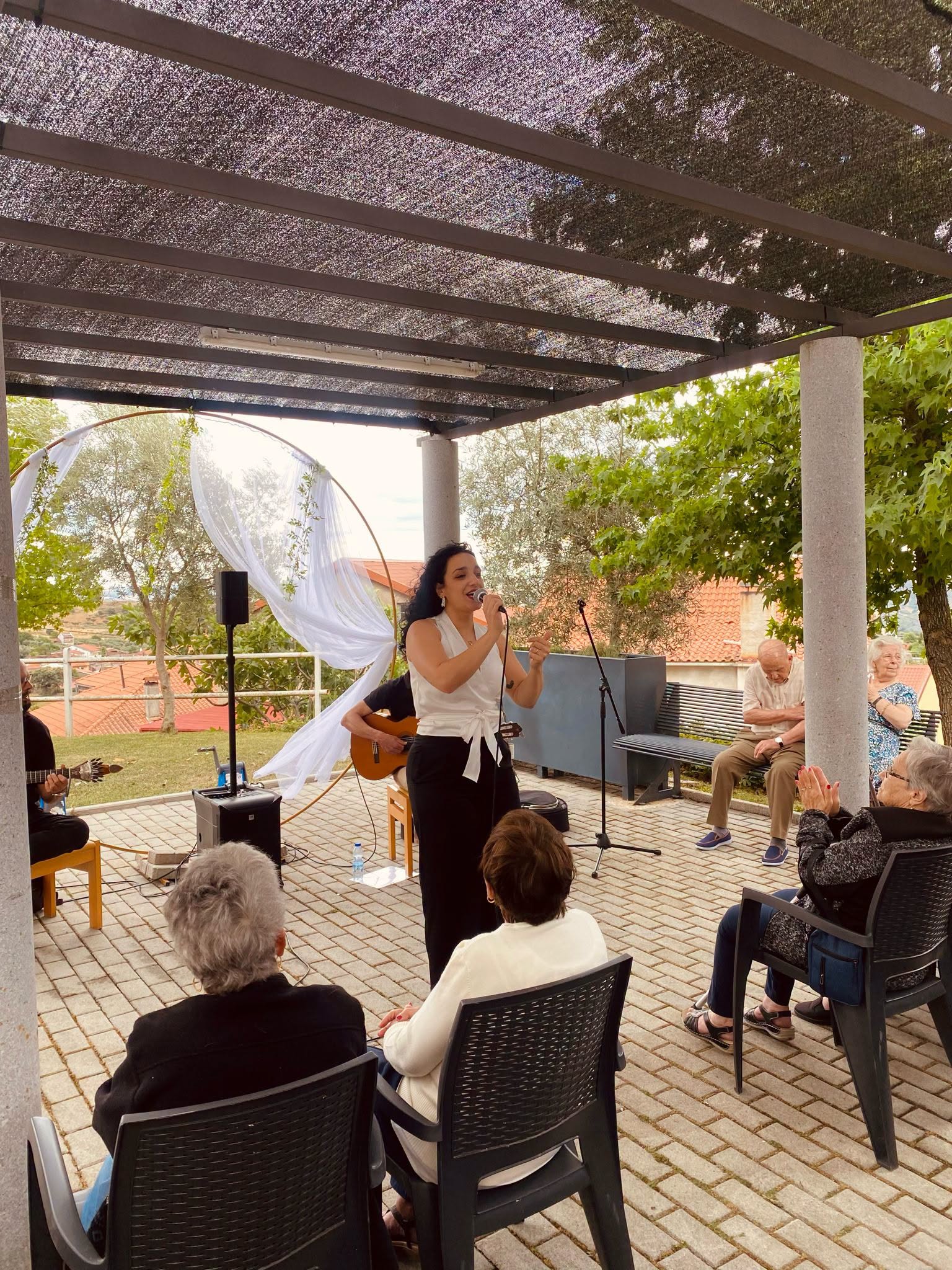 Fado desperta memórias e promove bem-estar entre os idosos
