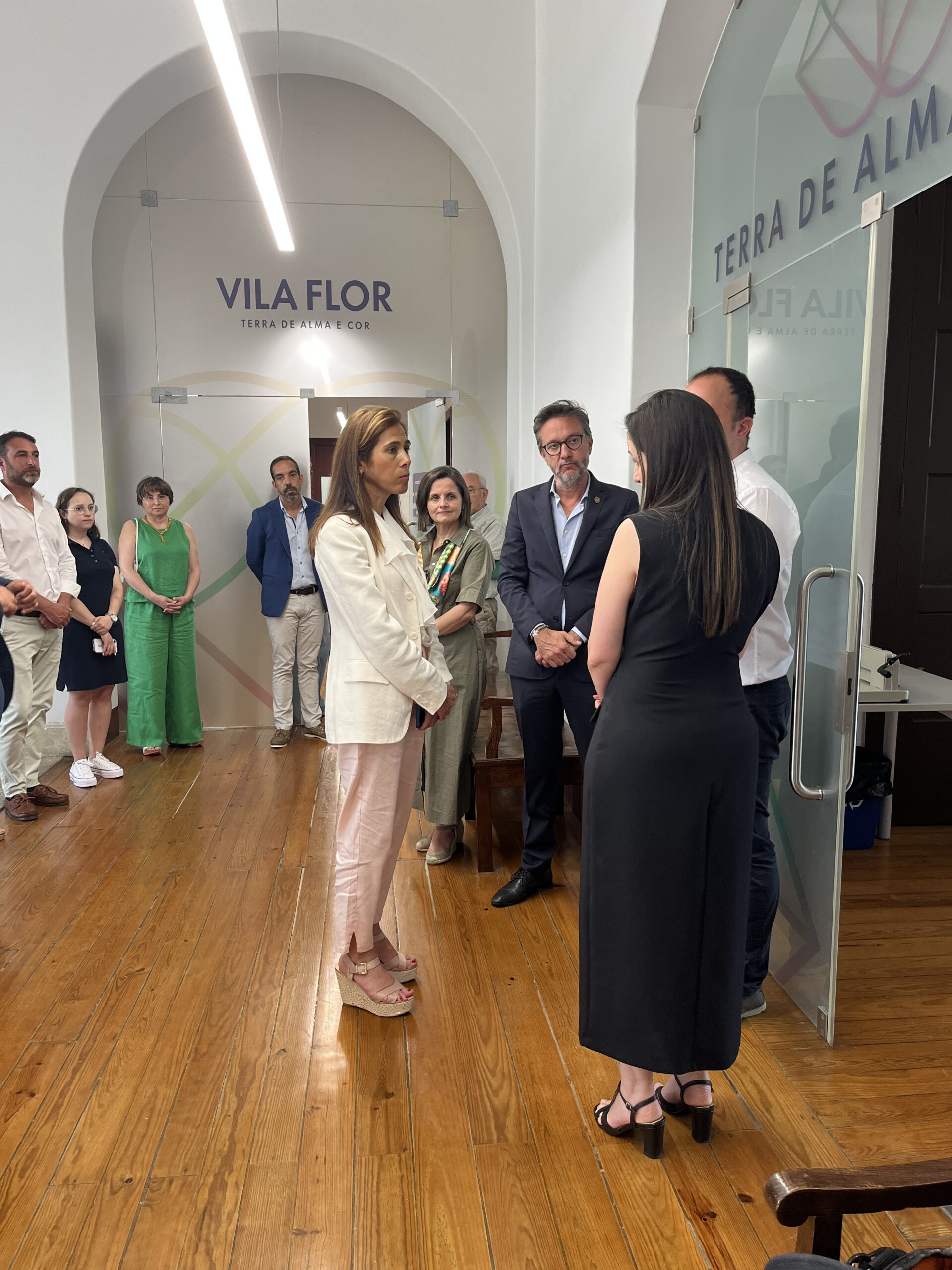 Secretária de Estado destaca trabalho da Conservatória de Vila Flor e anuncia reforço de 700 profissionais para os Registos