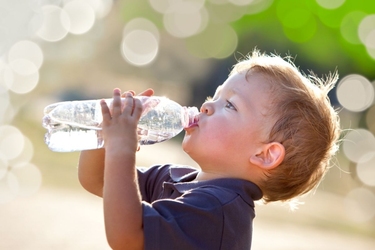 Beber água e evitar exposição solar continuam a ser os melhores trunfos para combater calor excessivo