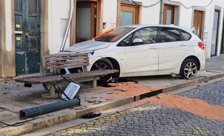 Mulher fica gravemente ferida após ser atropelada por carro em contramão