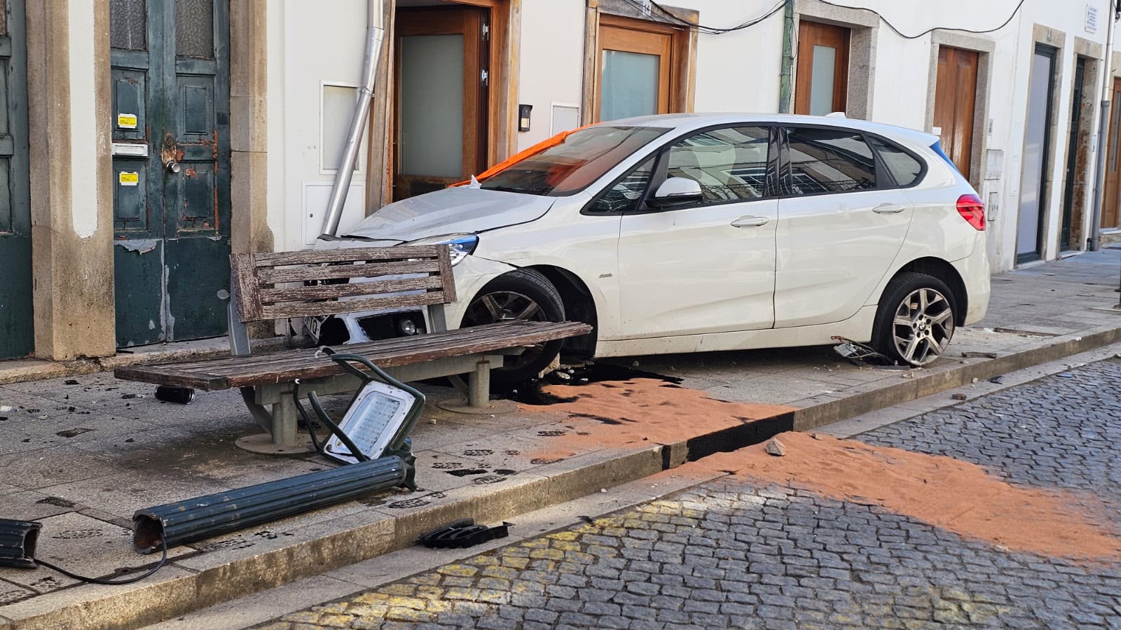 Mulher fica gravemente ferida após ser atropelada por carro em contramão